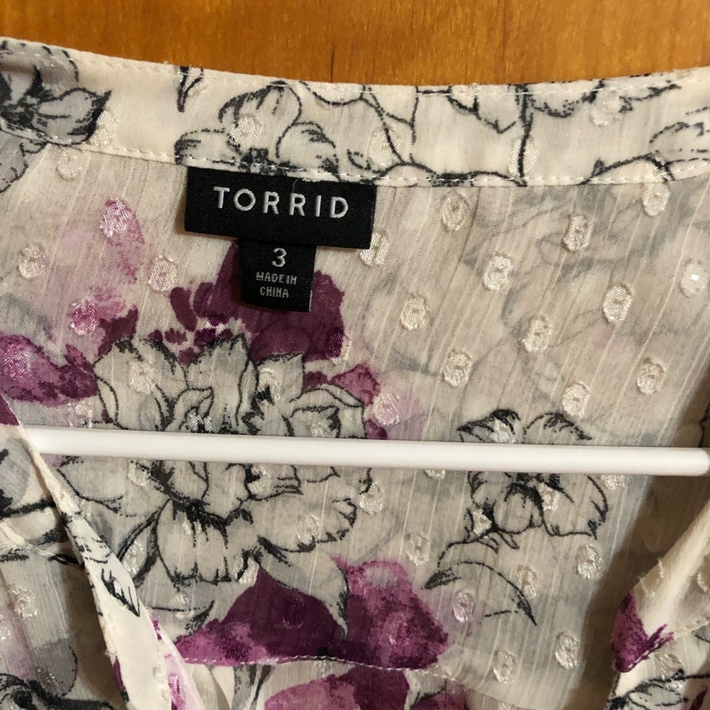 Torrid vneck floral blouse - Picture 3 of 9